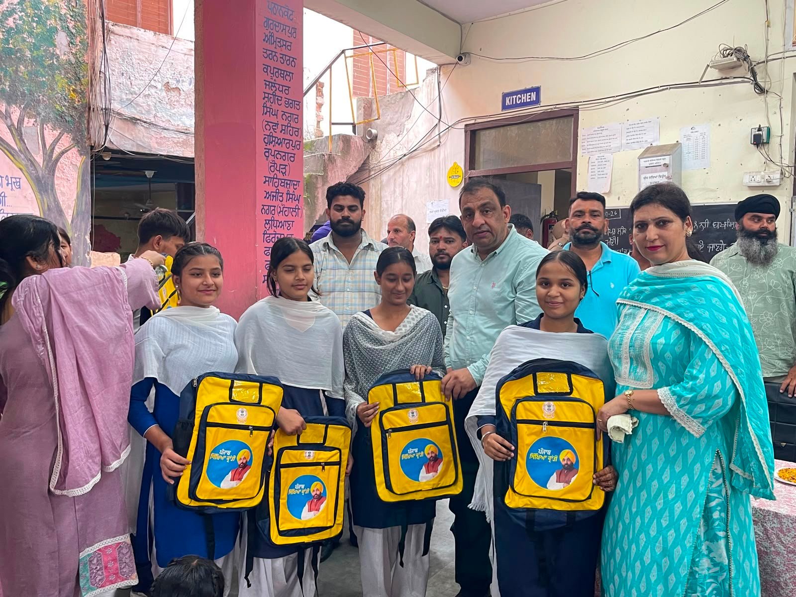 ‘शिक्षा सबसे बड़ी ताकत’: नितिन कोहली ने सरकारी स्कूलों के विद्यार्थियों को बांटे स्कूल बैग