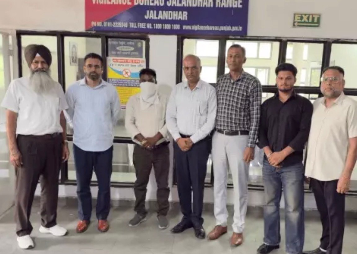 शराब पिलाने का लाइसेंस देने के बदले रिश्वत लेते जालंधर एकसाइज विभाग का कर्मी गिरफ्तार