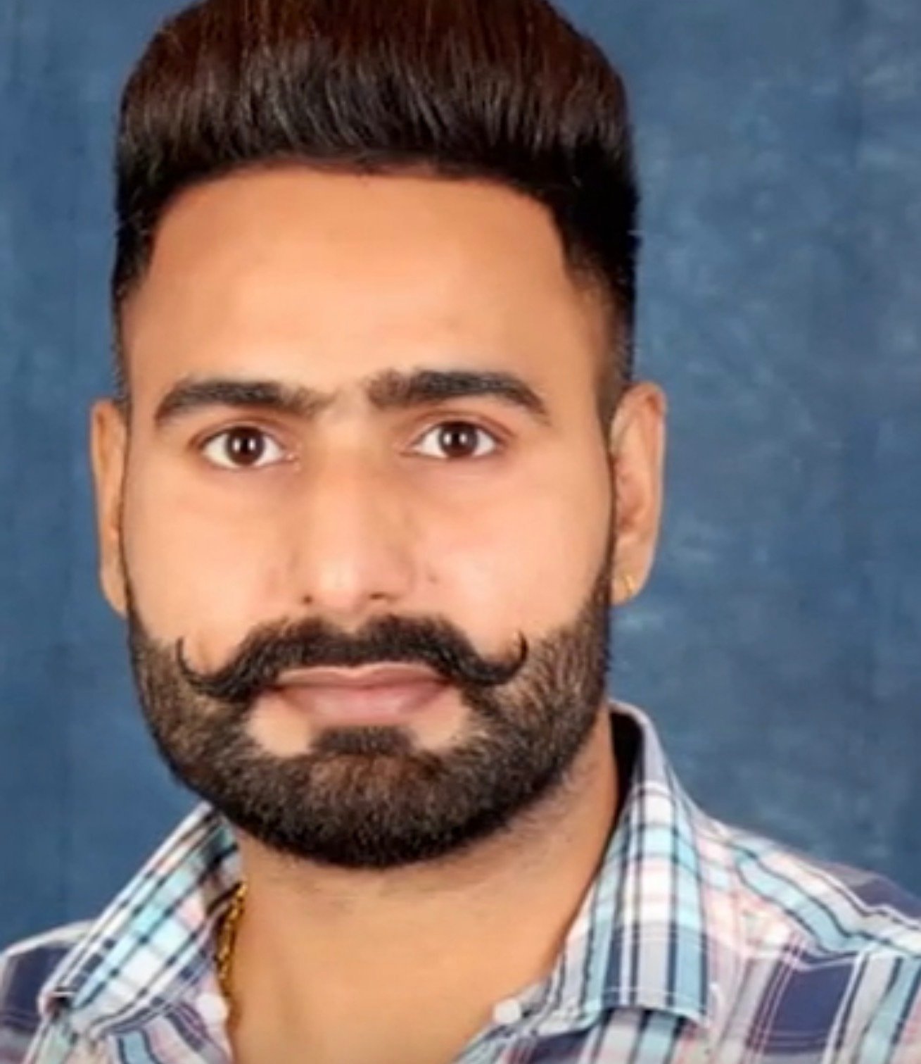 लव मैरिज का अंत,चलती SCORPIO गाड़ी में खुद को गोली मारी,बेकाबू होकर खंभे से टकराई