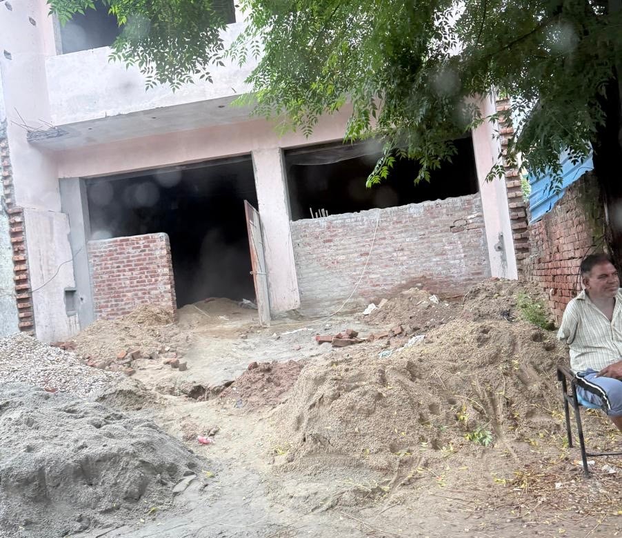 नक़्शा रिहायशी बना दिए बढ़े शोरूम,अब बेच रहे 2-2 करोड़ में