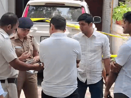 वकील ने पुलिस के सामने महिला को मारी 4 गोलियाँ