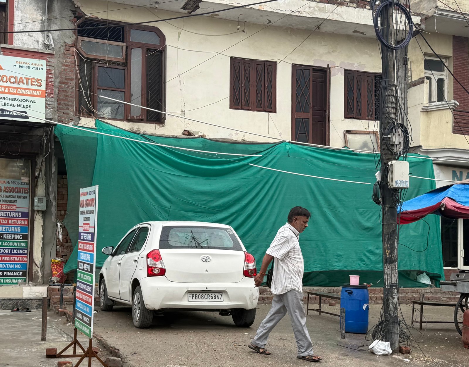 माडल हाउस में रिहाइशी घर तोड़कर बना दिया शोरूम,नेताओं ओर निगम अधिकारियों की जेबें गर्म