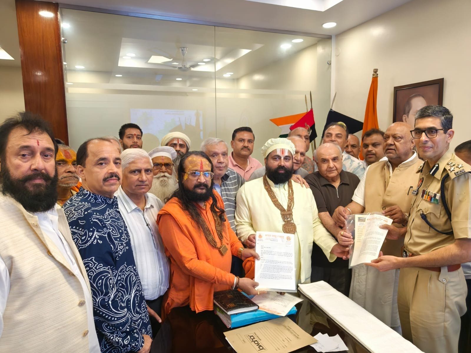 शक्ति पीठ श्री देवी तालाब मंदिर में श्रद्धालुओं पर ईंटें बरसाने वाले 18 के खिलाफ हत्या के प्रयास का मामला दर्ज