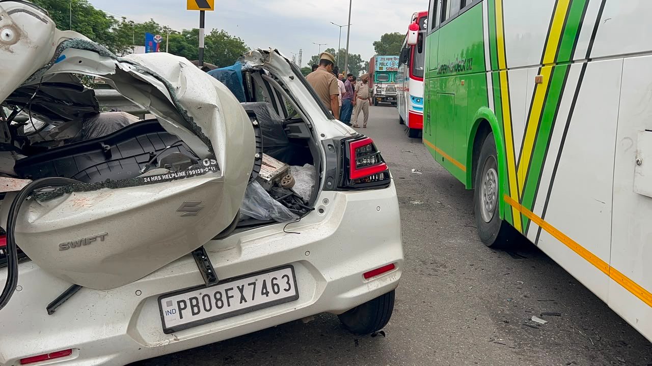 सड़क पर खड़े ट्रक में घुसी कार,जालंधर के तीन लोगों की दर्दनाक मौत
