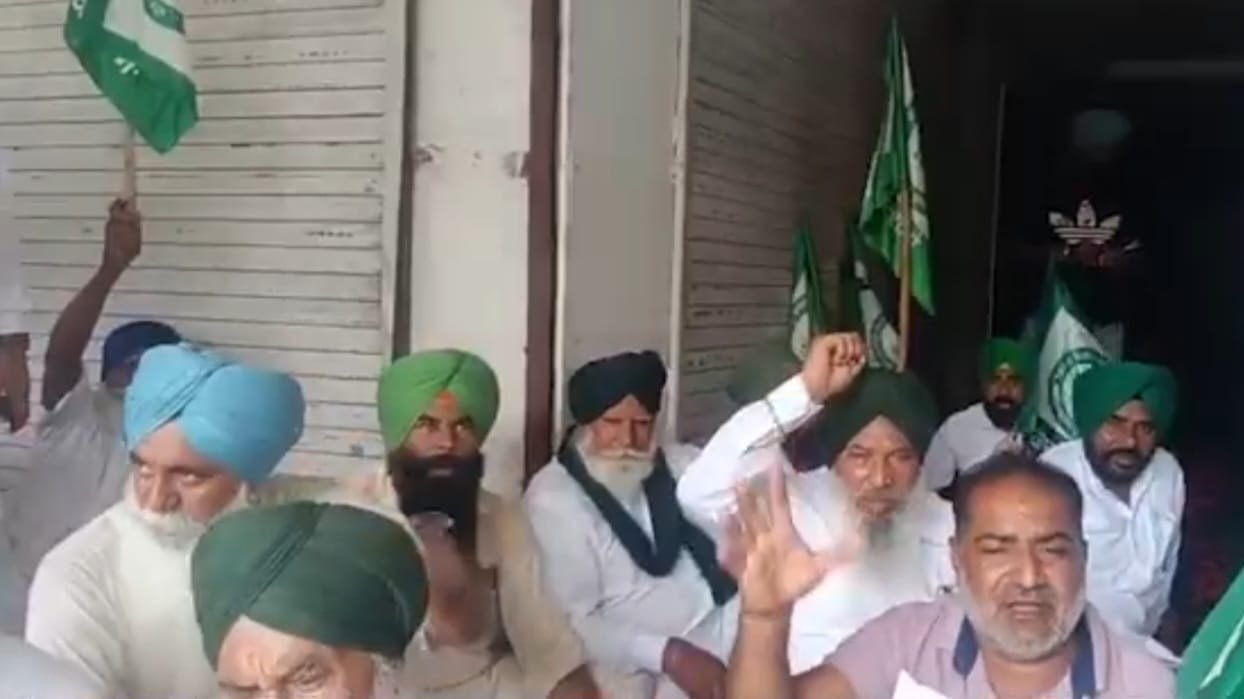 ट्रैवेल एजेंट के आफिस के बाहर फिर लगा धरना,पर नहीं किया प्रशासन ने लाइसेंस रद्द
