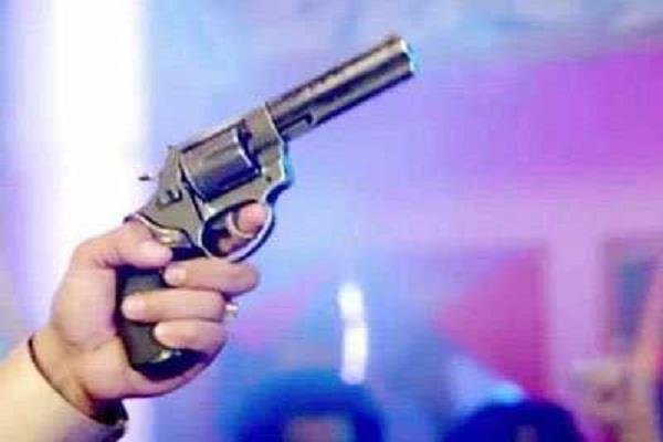 पैसे ओर सत्ता की पावर में लाइसेंसी रिवाल्वर से किए हवाई फायर, दबाव में पुलिस की अनोखी कारवाई