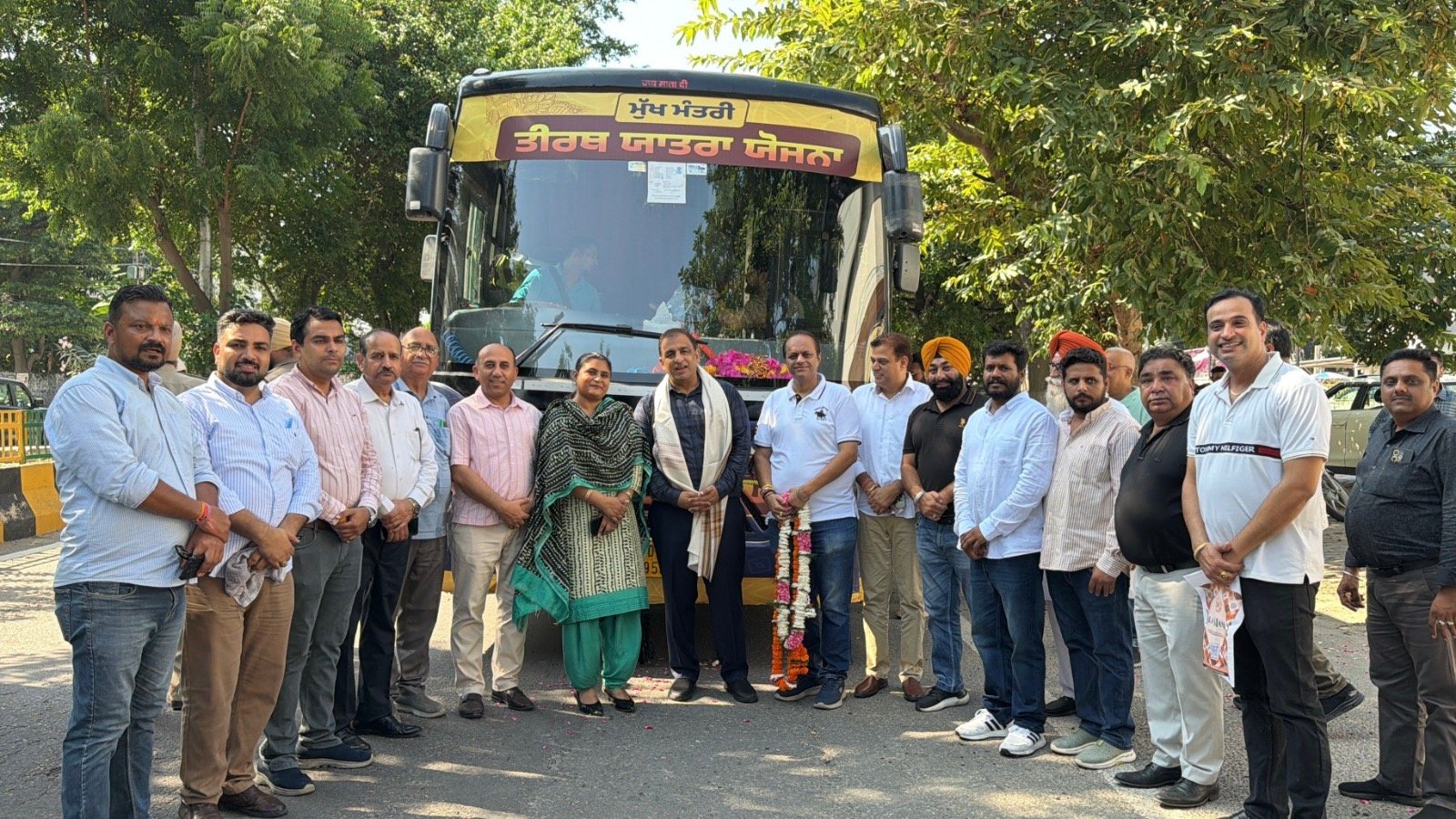 नितिन कोहली ने वार्ड नंबर 70 से मुख्यमंत्री तीर्थ यात्रा के तहत दो ए.सी. बसों को किया रवाना