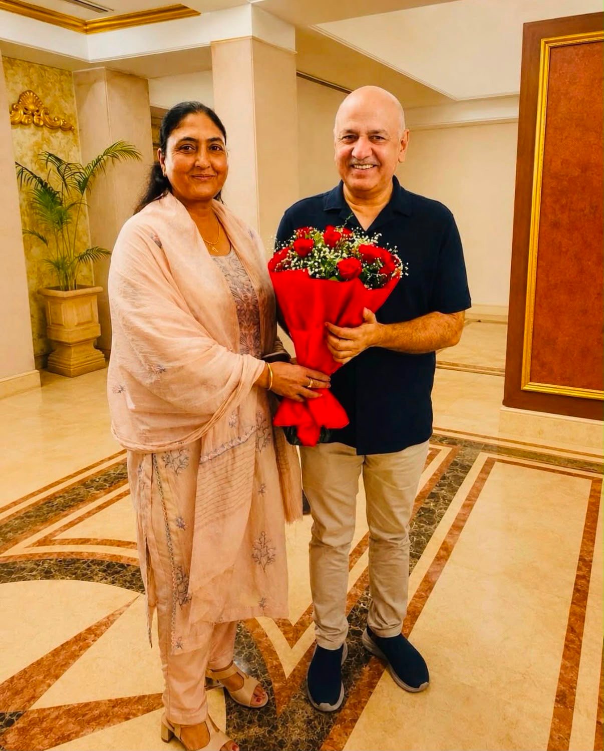 राजविंदर थियाड़ा से मिले मनीष सिसोदिया, कैंट में विकास कार्यों को लेकर की जमकर तारीफ