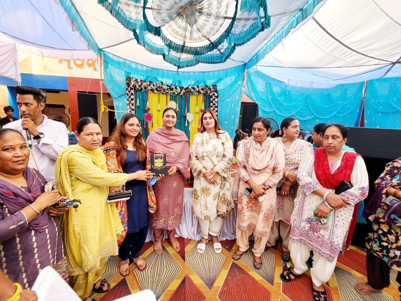 फोलड़ीवाल में तीयां की धूम: महिलाओं ने राजविंदर कौर थियाड़ा का किया भव्य स्वागत व सम्मान