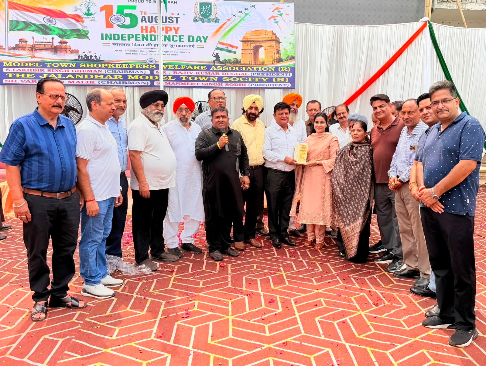 स्वतंत्रता दिवस समारोह में देशभक्ति के रंग में रंगा मॉडल टाउन, समाजसेवा का भी दिया संदेश