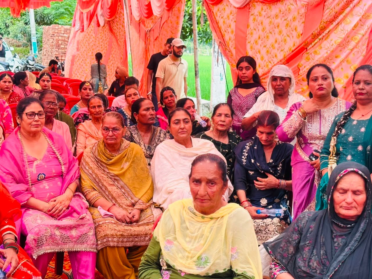 गाँव धमाल खुर्द में कैंट इंचार्ज थियाडा के साथ महिलाओं ने मनाई तीज