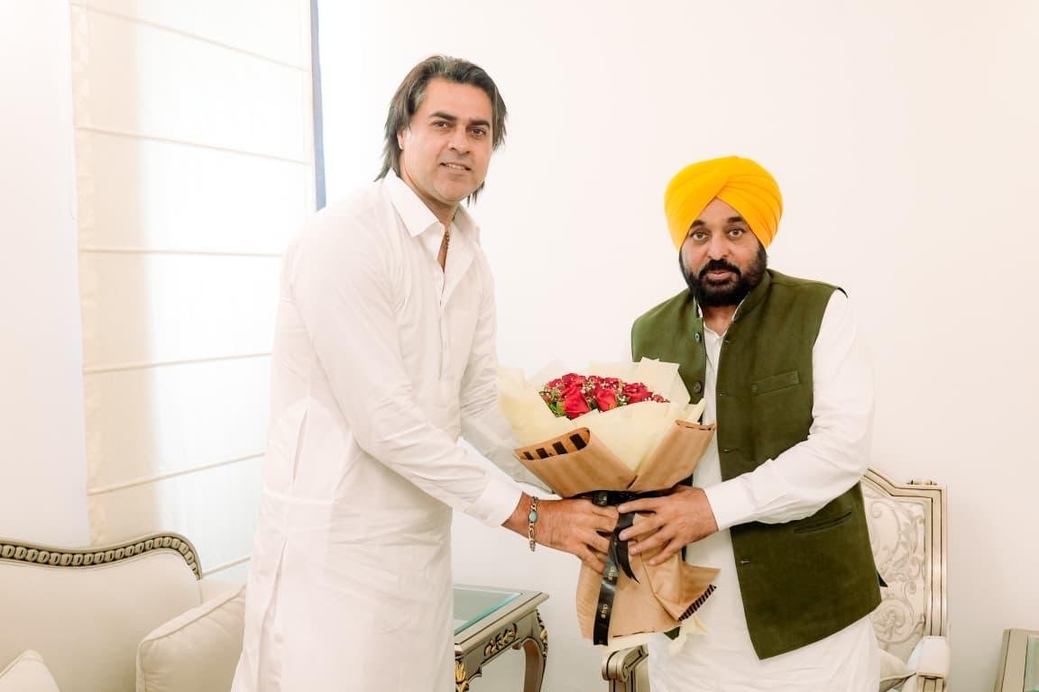 भगवंत मान सरकार की जनहित वाली नीतियों से प्रभावित होकर, पूर्व भारतीय क्रिकेटर मनप्रीत सिंह 'गोनी' और इंटरनेशनल गोल्ड मेडलिस्ट कुनार आम आदमी पार्टी में शामिल