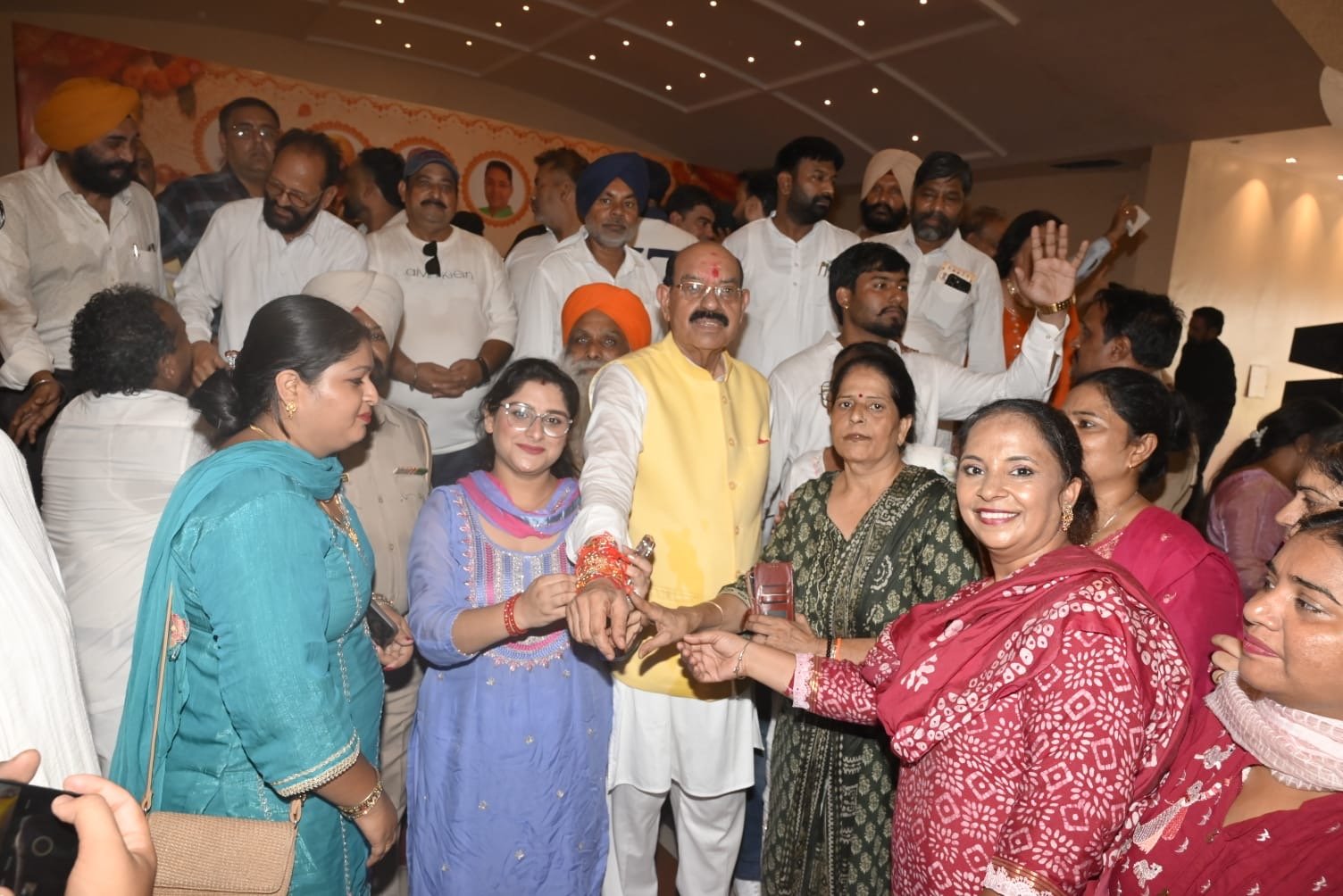 कैबिनेट मंत्री मोहिंदर भगत द्वारा रक्षाबंधन के अवसर पर 1300 सत्कार सखियों को किया सम्मानित