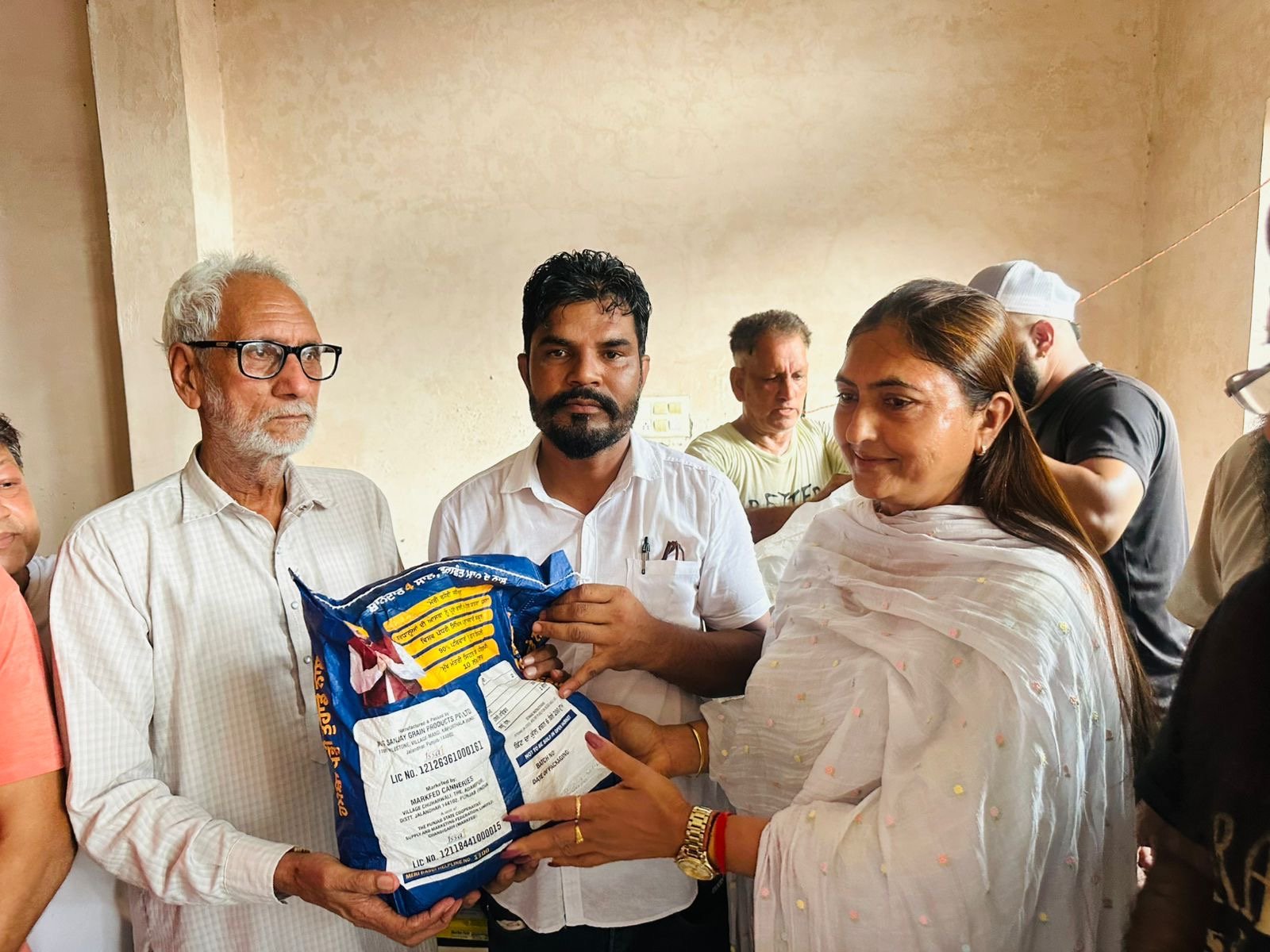 ‘आज मेरा हलका, मेरा परिवार’ के तहत हरदो फराला में राशन किट वितरण, राजविंदर थियाड़ा ने सुनीं समस्याएं