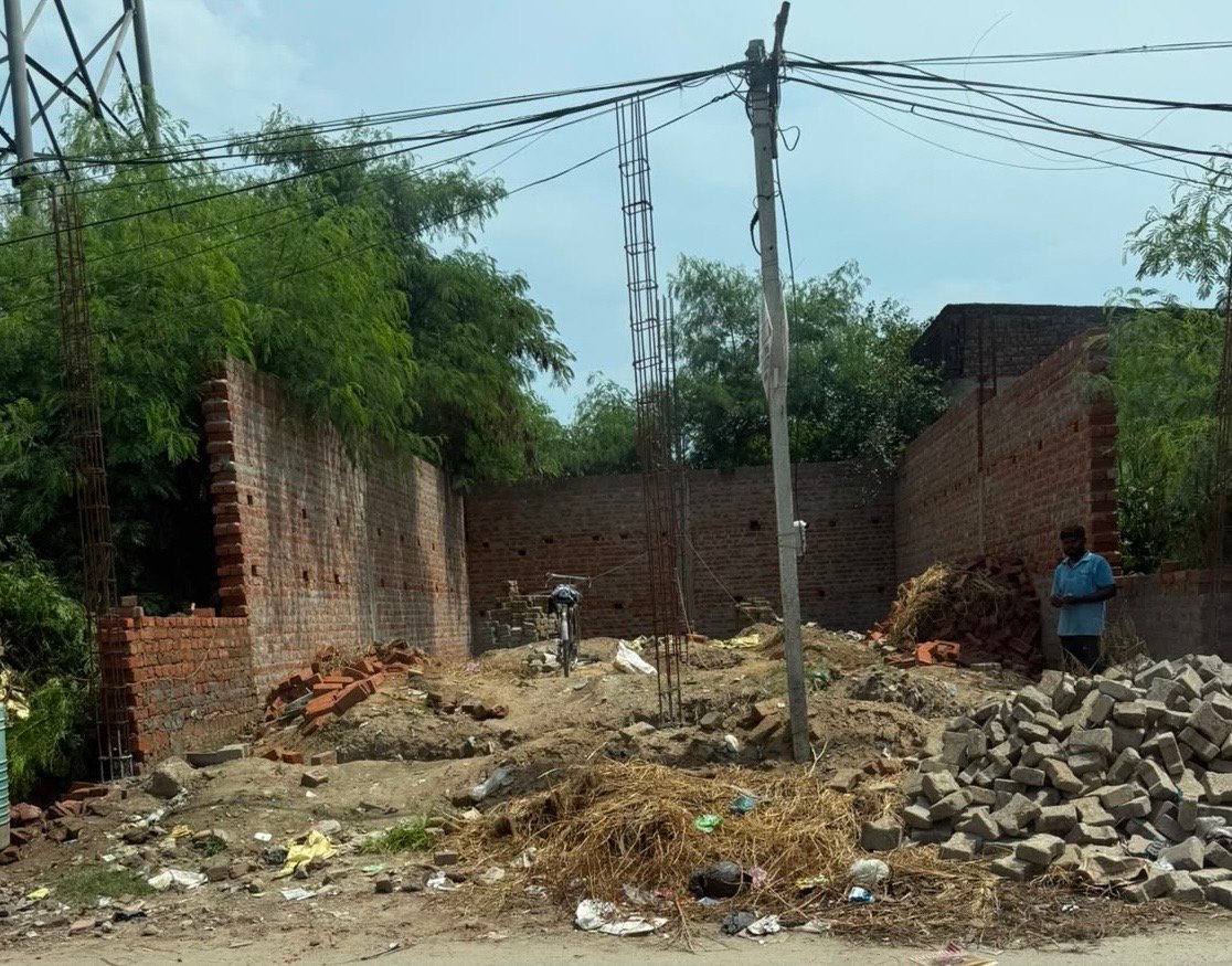 पार्षद टीटू के आफिस के साथ बनकर तैयार हो रहा नाजायज शोरूम