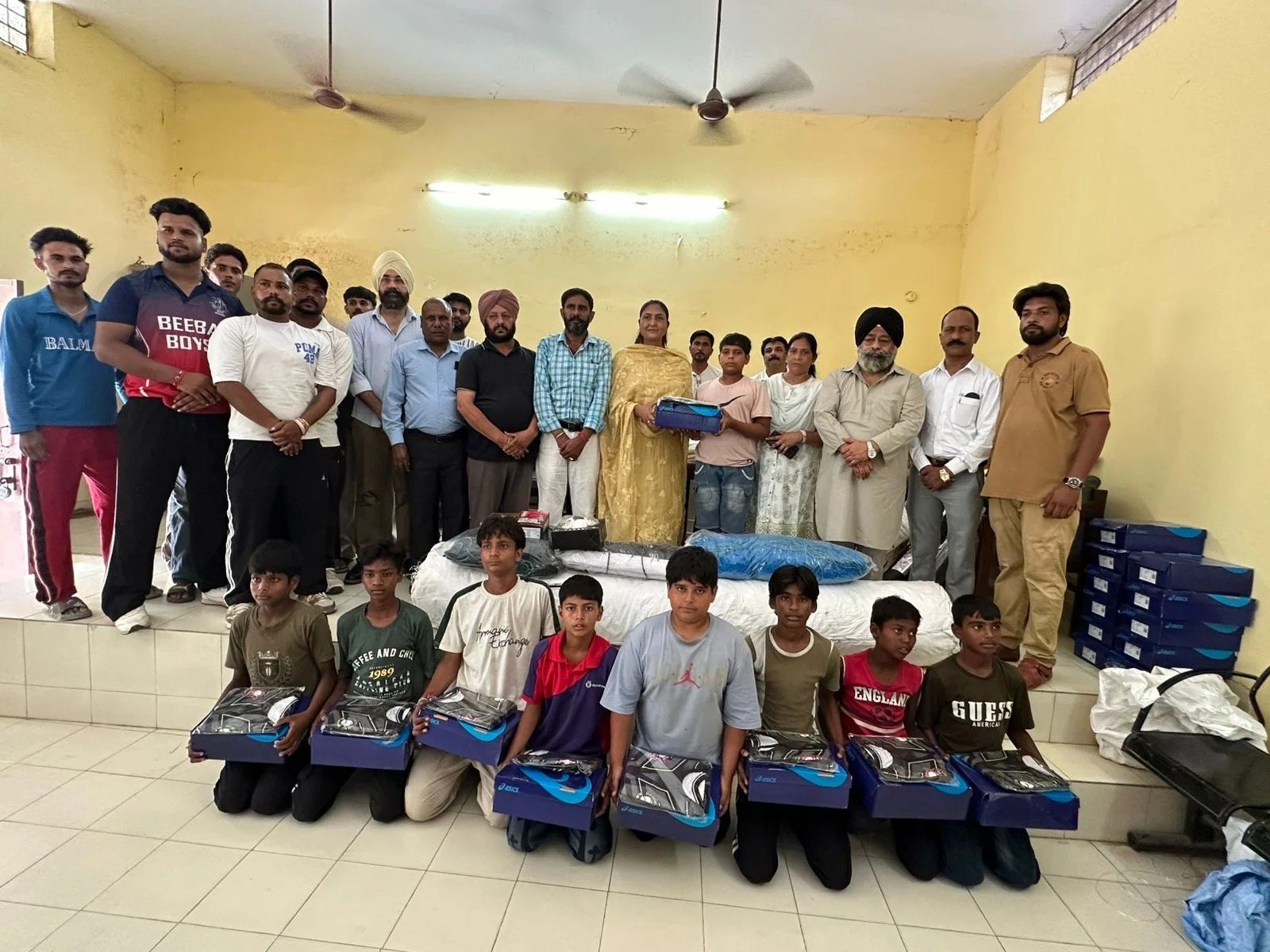 जालंधर कैंट हलका इंचार्ज राजविंदर कौर थियाड़ा ने गांव कादियां में बांटीं क्रिकेट किट, बच्चों के खिले चेहरे