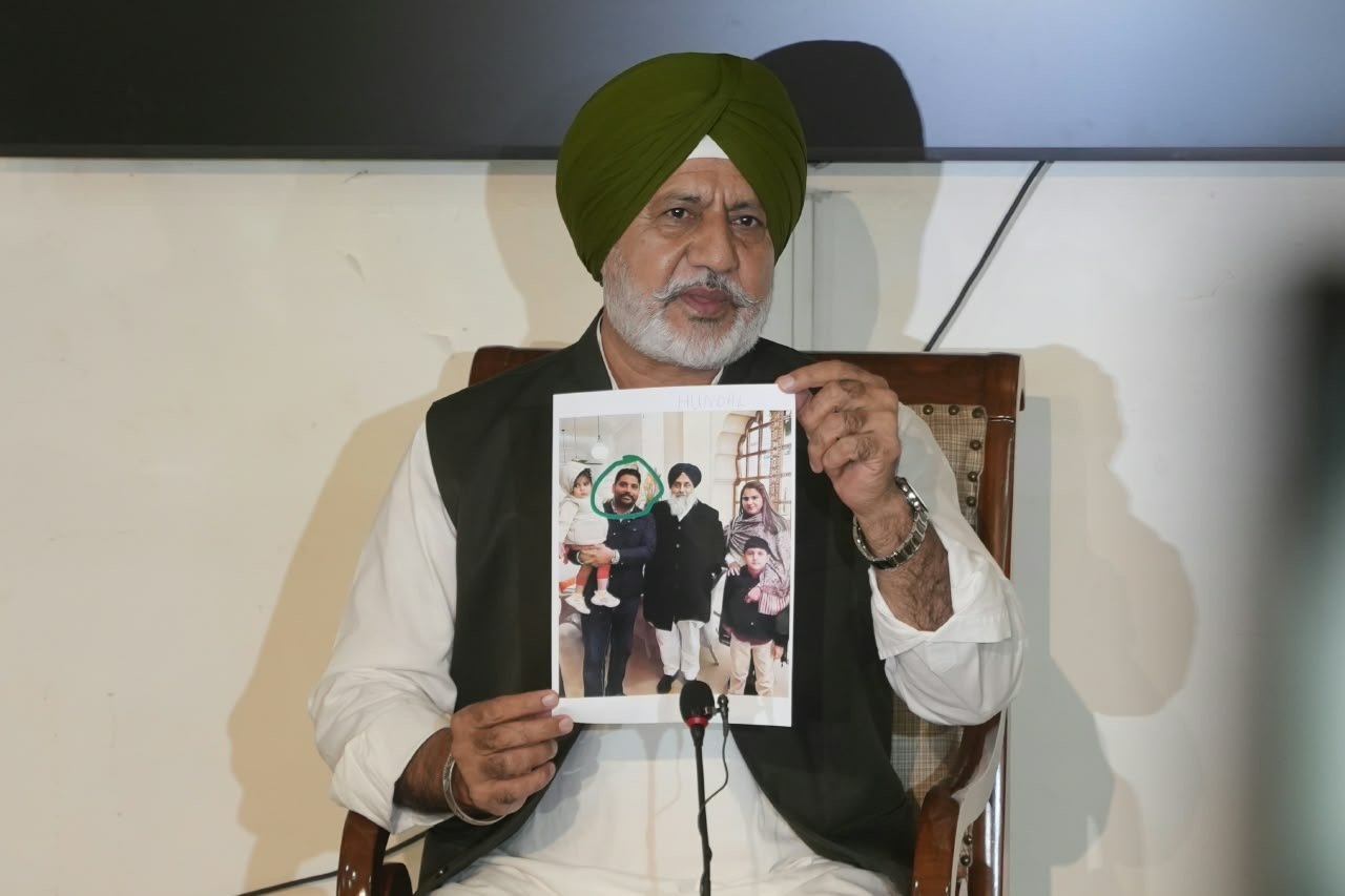 आप का अकालियों पर पलटवार, बलतेज पन्नू ने अमरदीप ग्रेवाल की सीनियर भाजपा नेताओं के साथ गुरी चाहल की अकालियों के साथ दिखाईं तस्वीरें