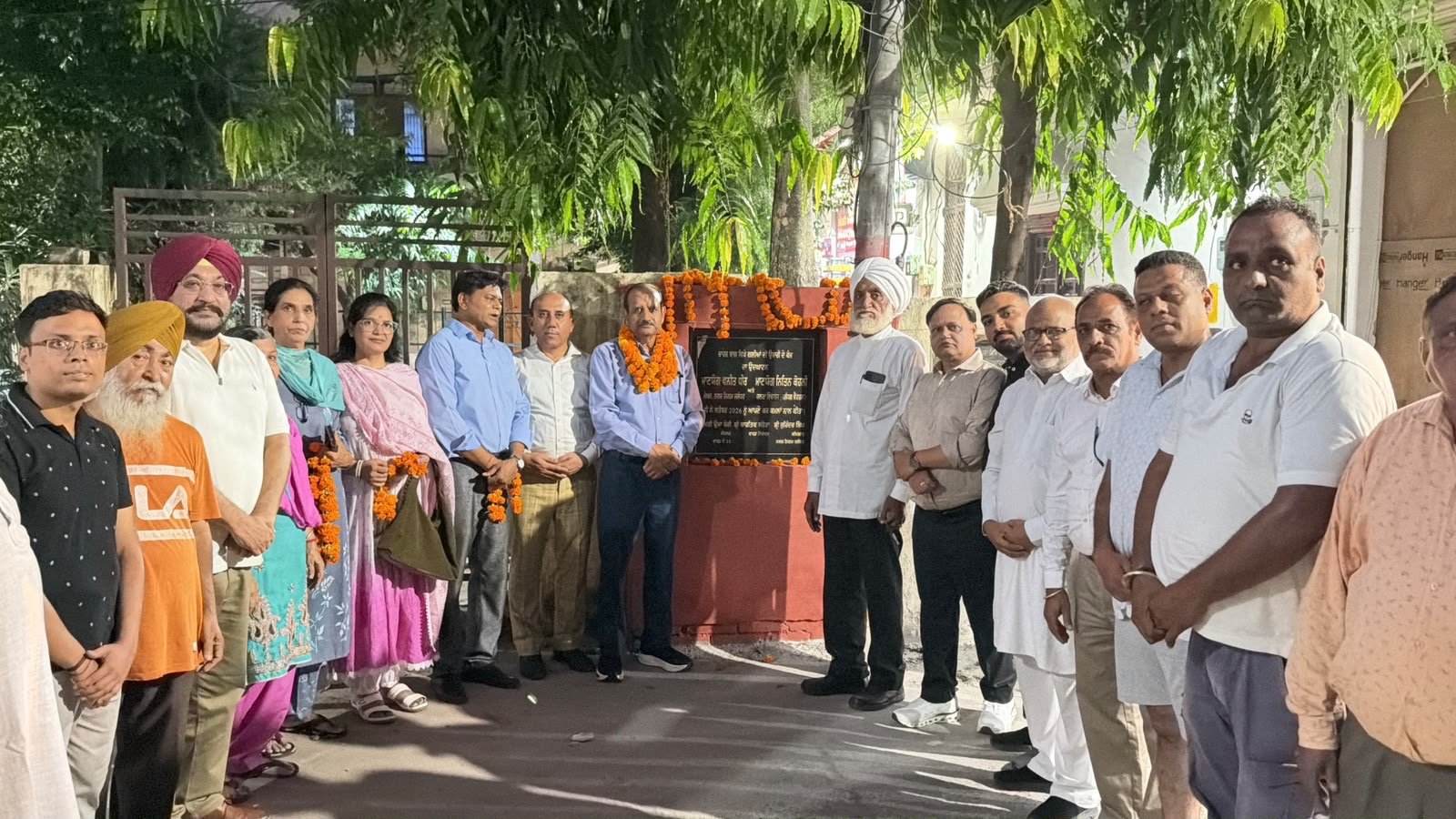 वार्ड नंबर 25 के चहार बाग में 28.60 लाख रुपये की लागत से सड़कों के विकास कार्यों का उद्घाटन