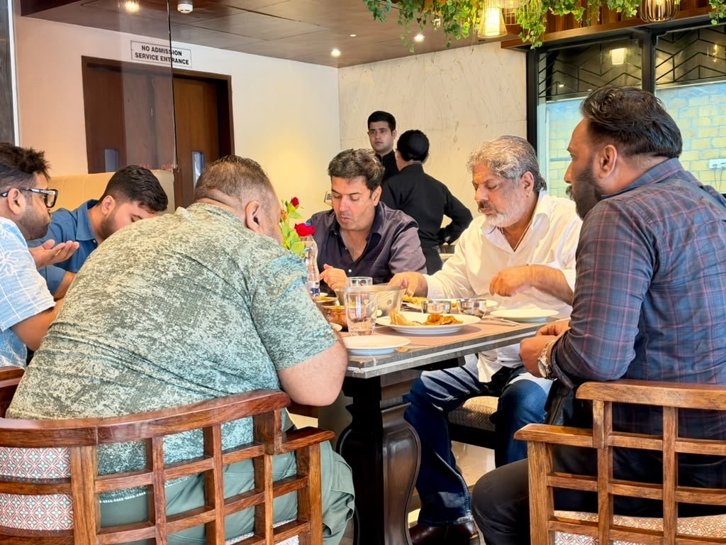 क्या अवतार हैनरी के बेटे ने भी दे दिया मेयर विनीत धीर को समर्थन? LUNCH की तस्वीर आई सामने