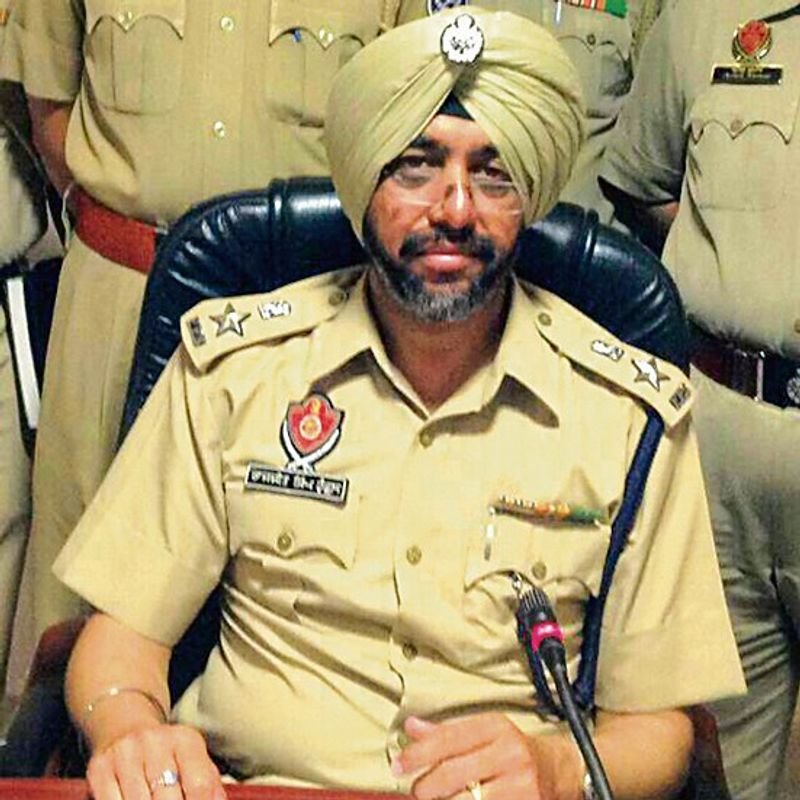 DRUG केस में फरार AIG राजजीत सिंह ने 6 साल बाद पटियाला में पुलिस के सामने किया सरेंडर