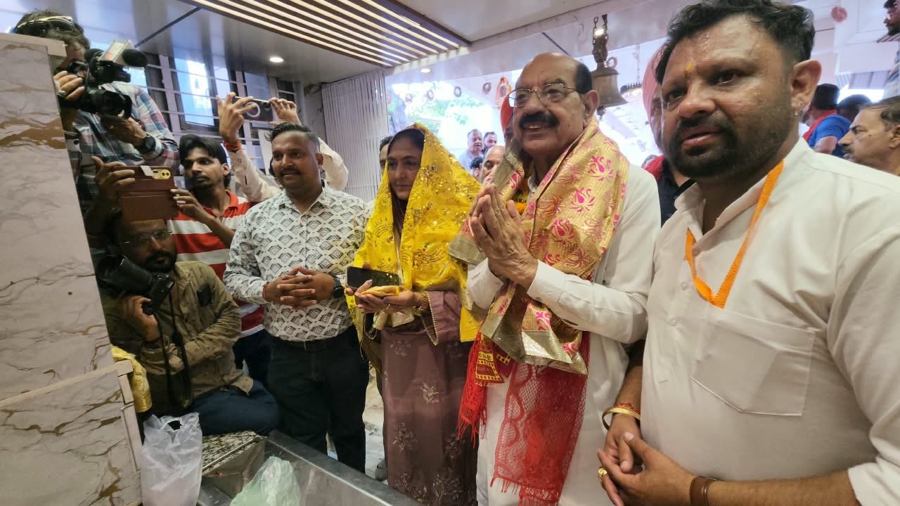 कैंट हल्का इंचार्ज राजविंदर थियाडा ने श्री सिद्ध बाबा सोढल मंदिर में टेका माथा
