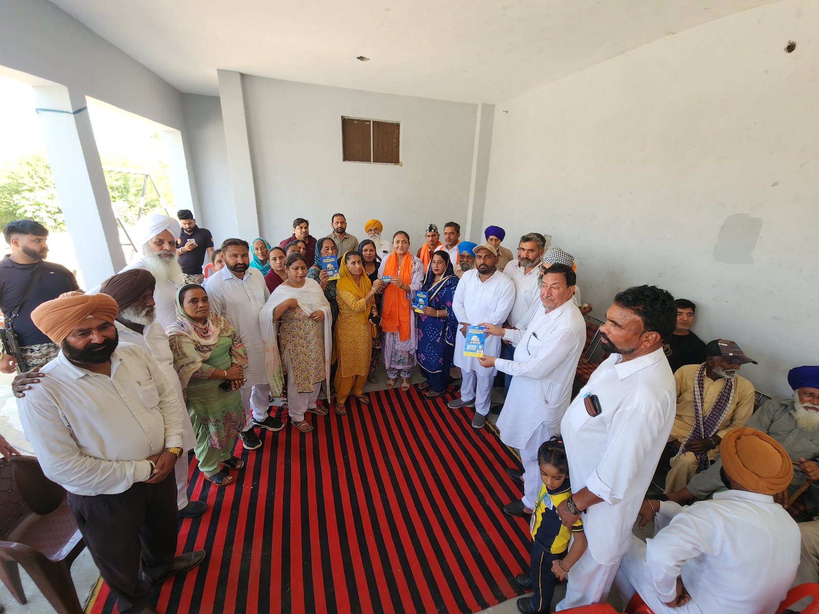 जालंधर कैंट के जंडियाला में हलका इंचार्ज राजविंदर कौर थियाड़ा ने बांटे ₹10 लाख के स्वास्थ्य बीमा कार्ड