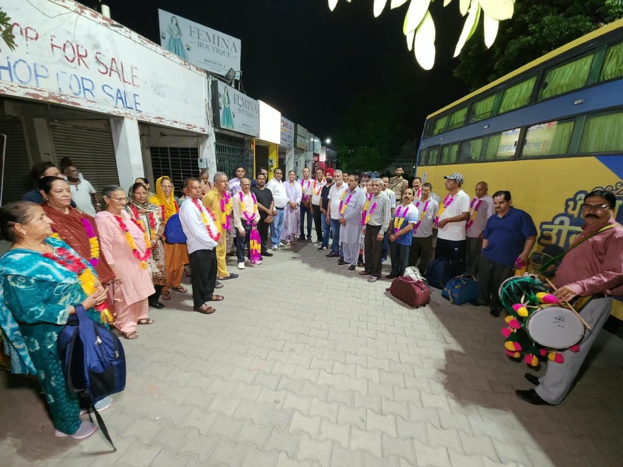 जालंधर कैंट में हकका इंचार्ज राजविंदर कौर थियाड़ा ने तीर्थयात्रियों को दिखाई हरी झंडी, खाटू श्याम धाम के लिए रवाना हुई बस