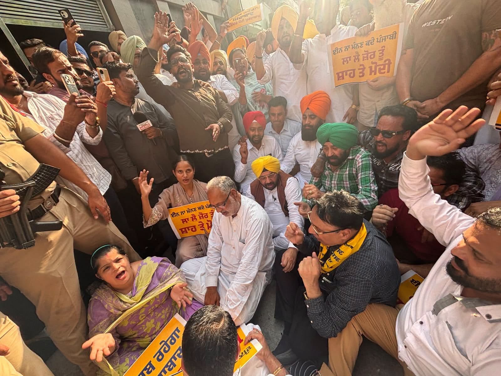 आप ने भाजपा सरकार द्वारा ईडी-सीबीआई के दुरुपयोग के खिलाफ प्रदर्शन किया, पीएम मोदी का फूंका पुतला