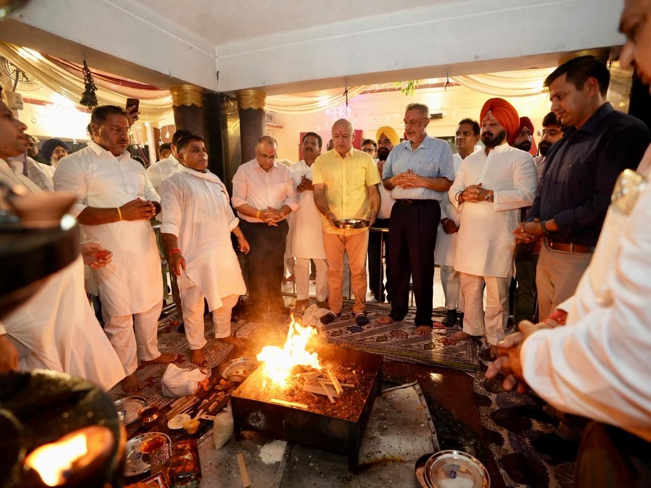अश्विन नवरात्र के पहले दिन मनीष सिसोदिया ने स्वास्थ्य मंत्री, विधायक कोहली एवं मेयर के साथ माता श्री काली देवी मंदिर में माथा टेका