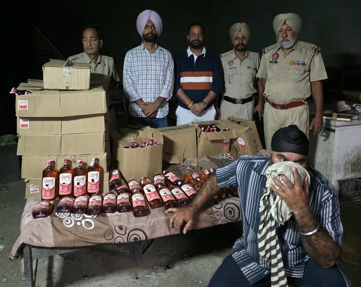 बैंक के नीचे दुकान लेकर खुद ही खोल लिया बिना परमिशन शराब का ठेका,पुलिस ने रेड कर पकड़ी शराब ओर तस्कर