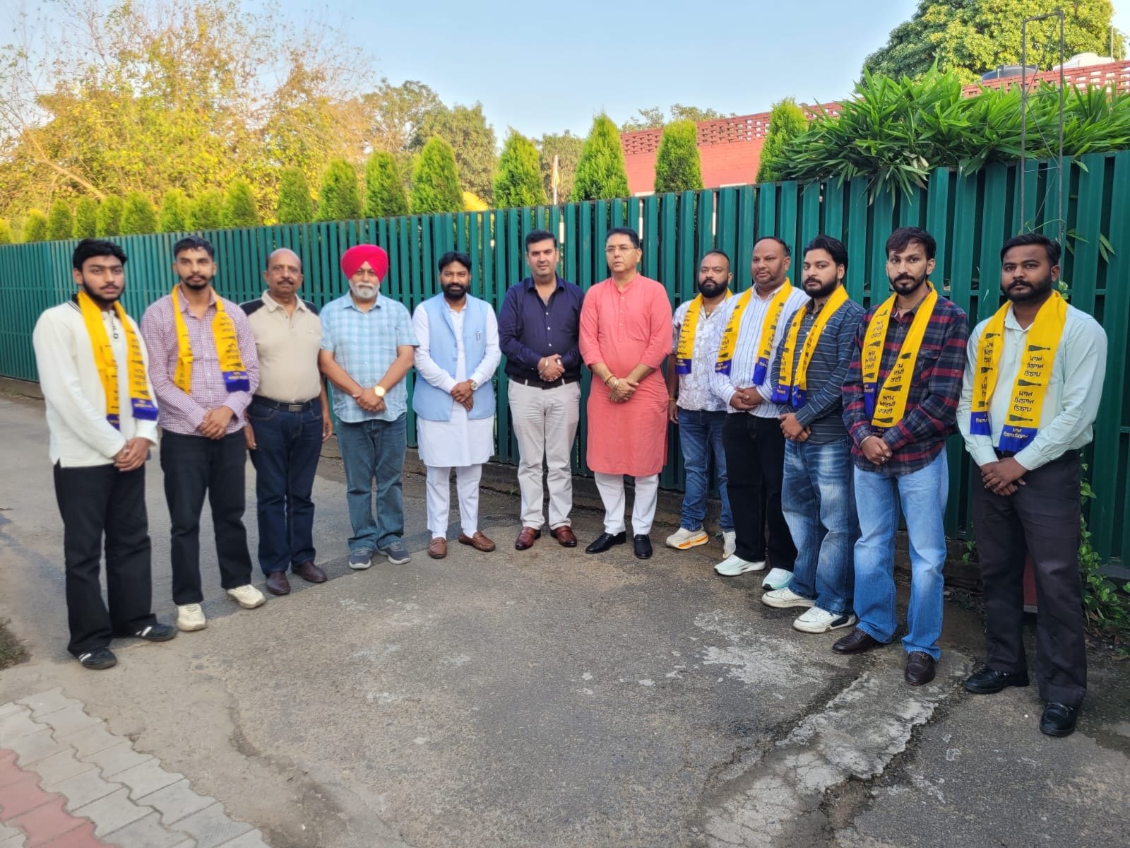 नॉर्थ में वनीत धीर हुए मजबूत, समाज सेवक सैम सहोता ने साथियों सहित थामा ‘झाड़ू’