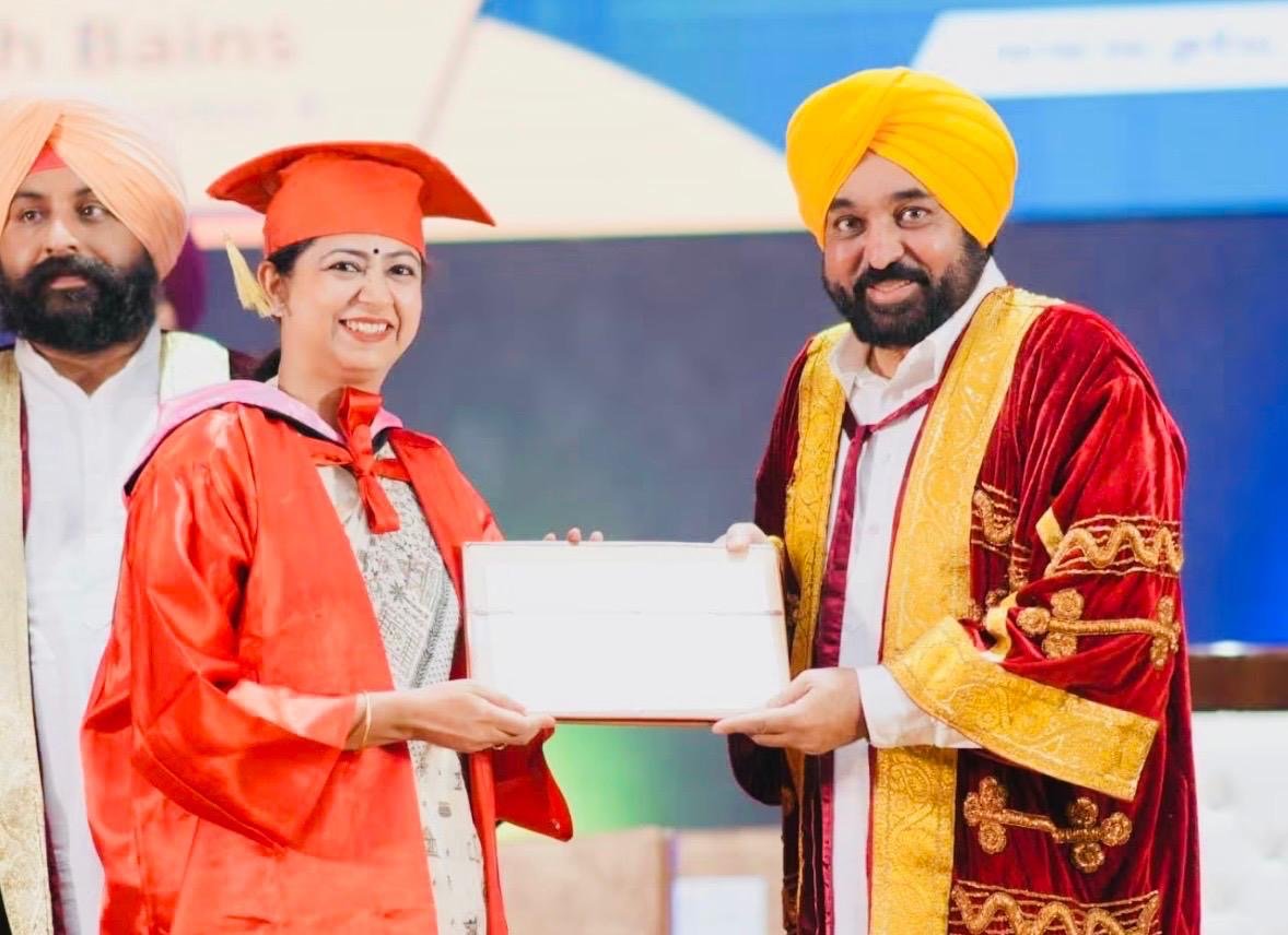 केबिनेट मंत्री मोहिंदर भगत की पुत्रवधू व अतुल भगत की पत्नी को सीएम मान ने डिग्री देकर किया सम्मानित