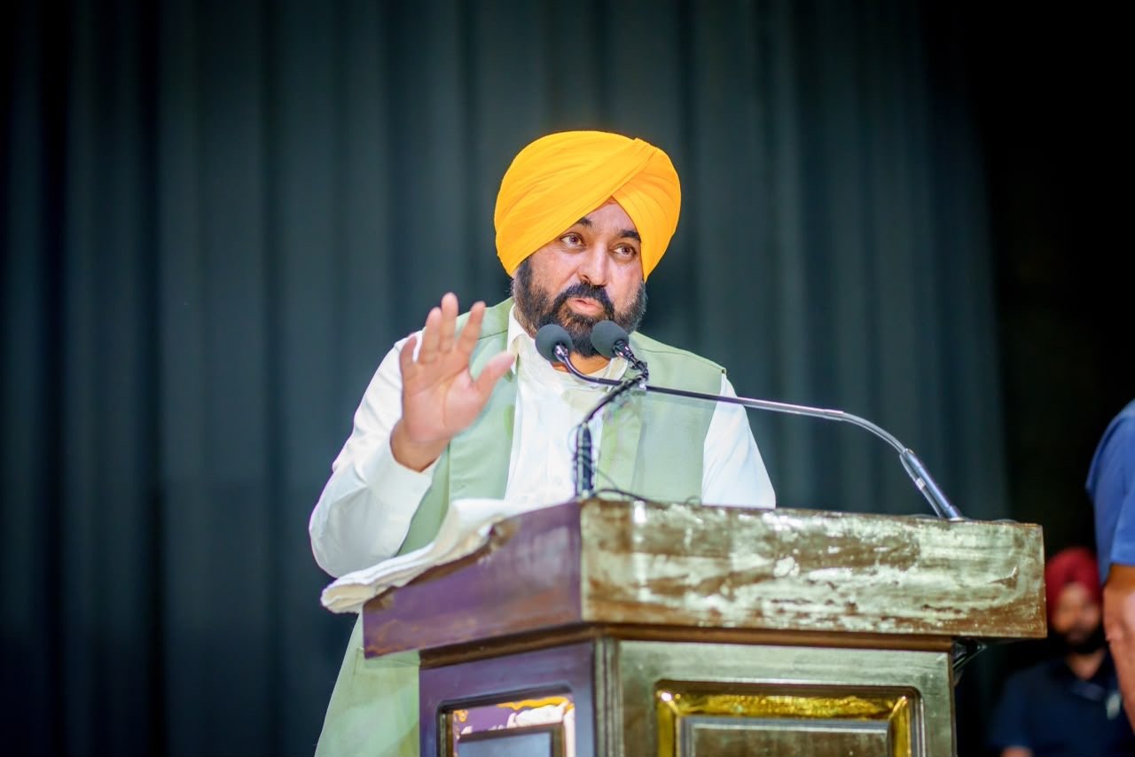 सीएम  भगवंत सिंह मान का अमित शाह को जवाब: पंजाब पर आरोप  लगाने और अपने 'चमचों' के लिखे ट्वीट कॉपी-पेस्ट करने के बजाय, गुजरात के कांडला पोर्ट पर ज़ब्त की गई 3,000 किलोग्राम  हेरोइन पर जवाब दें