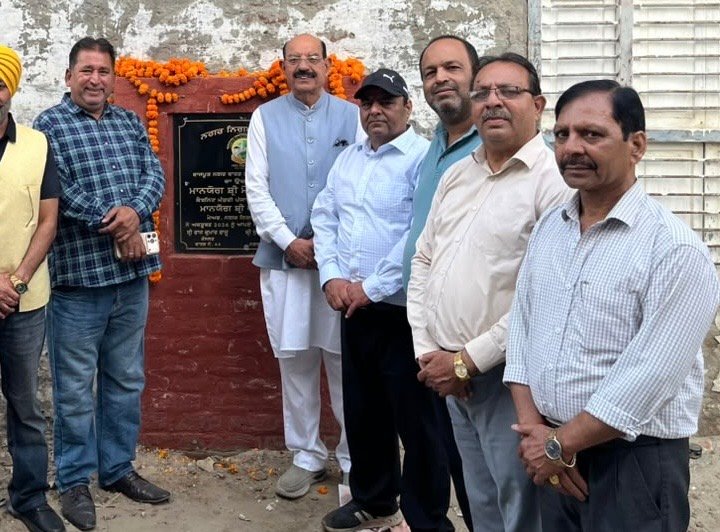 वार्ड नंबर 44 के राजपूत नगर में 15 लाख रुपये की लागत से लगने वाले नए ट्यूबवेल का कैबिनेट मंत्री मोहिंदर भगत ने किया उद्घाटन
