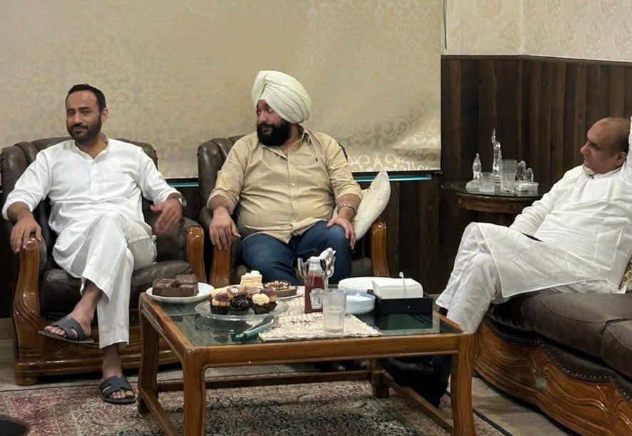 AAP नेता रणतेज पोवार के घर सांसद मीत हेयर की एंट्री, क्या कैंट की राजनीति में होने वाला है बड़ा बदलाव