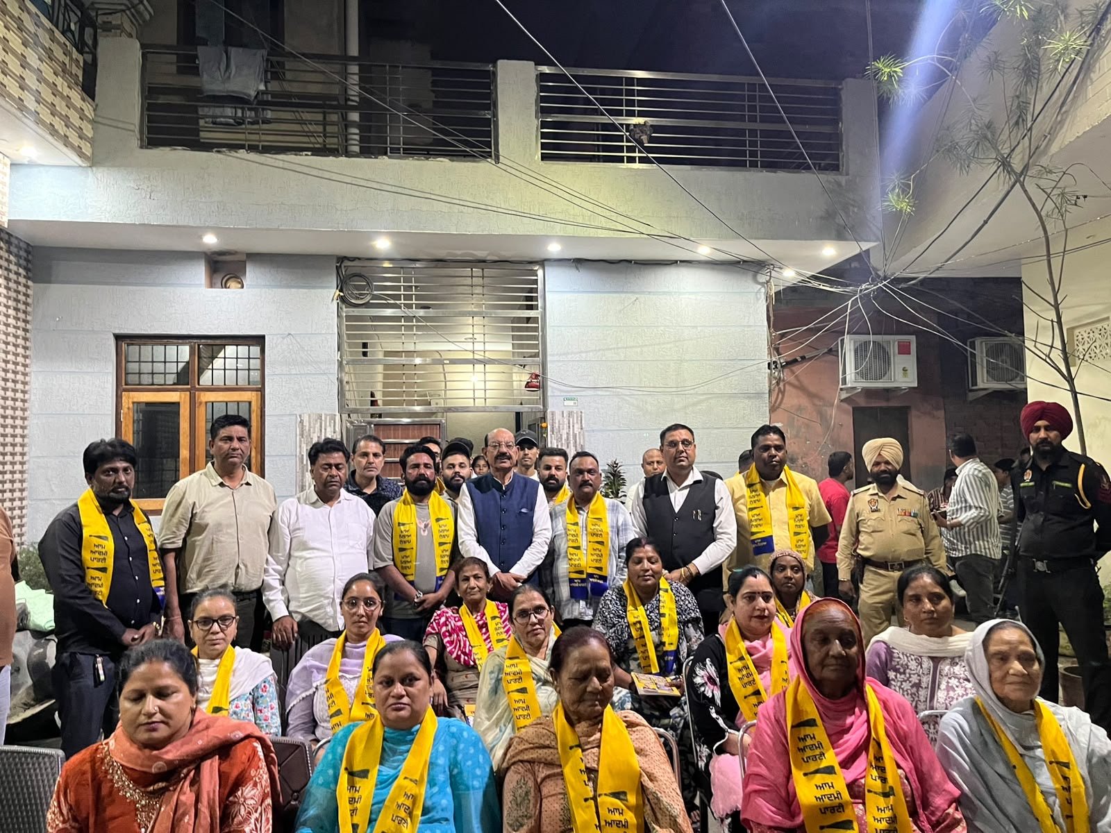 भगवंत मान और मोहिंदर भगत की कार्यशैली से प्रभावित होकर बस्ती दानिशमंदा के सैकड़ों परिवार आम आदमी पार्टी में शामिल