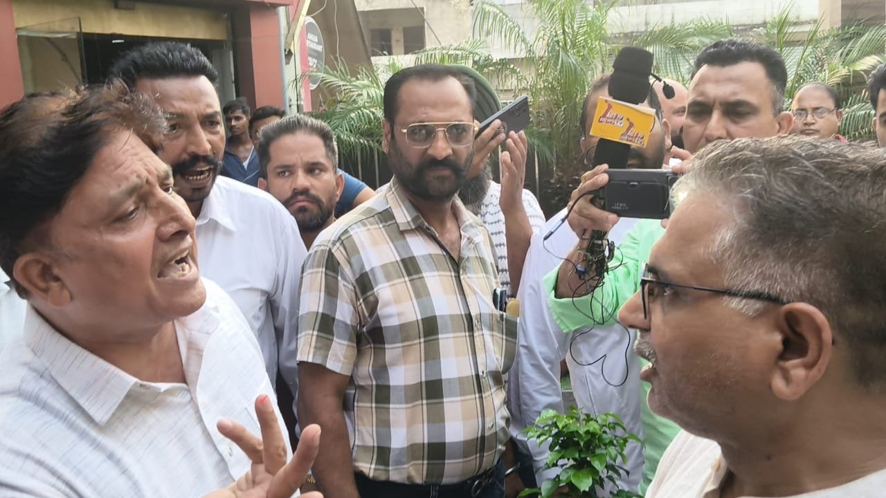 GET OUT-बिल्डिंग सील करके दिखा तेरे को मैं देखता हूँ,भारी हंगामे के बाद पुलिस ने की बिल्डिंग सील
