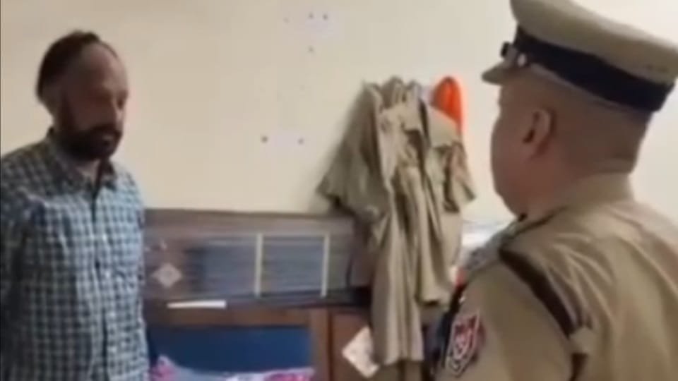 नाके पर नहीं था इंस्पेक्टर,डीआईजी ने चैकिंग की तो कमरे में सोया मिला,हुआ एकशन