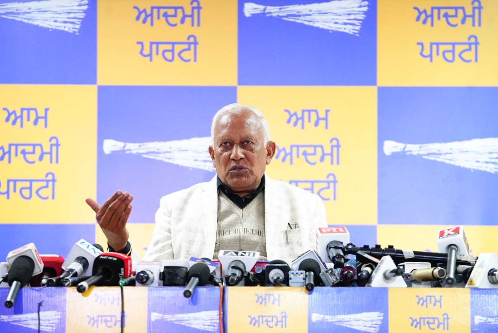 आप ने गैर-कानूनी नए सेस को लेकर कांग्रेस की आलोचना की, पंजाब पर बोझ डालने और उसे लूटने की किसी भी कोशिश के खिलाफ लड़ने का लिया प्रण