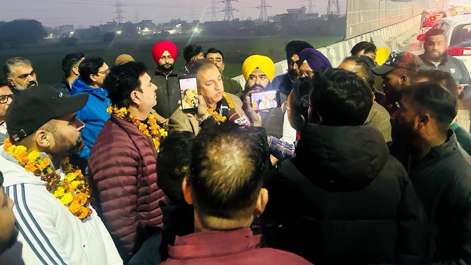 नितिन कोहली ने लद्देवाली फ्लाईओवर पर नई स्ट्रीट लाइटें लगवाईं, लोगों को बड़ी राहत मिली