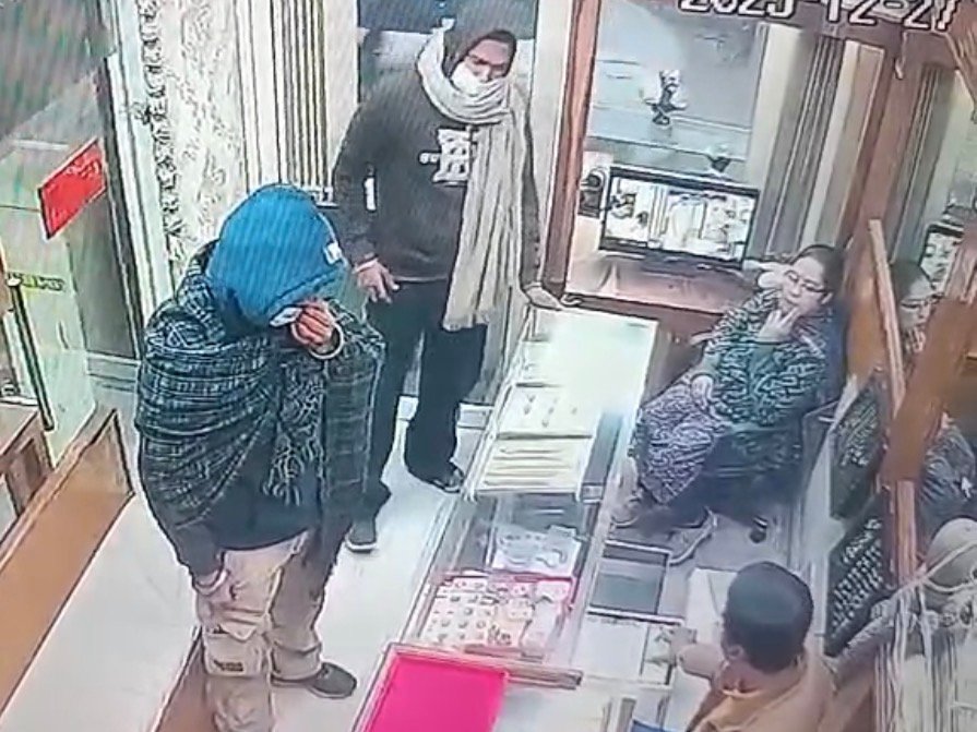 जालंधर में ज्वैलर को लूटने आए रिवाल्वर लेकर लुटेरे,एक धक्के से आराम से हो गए फरार