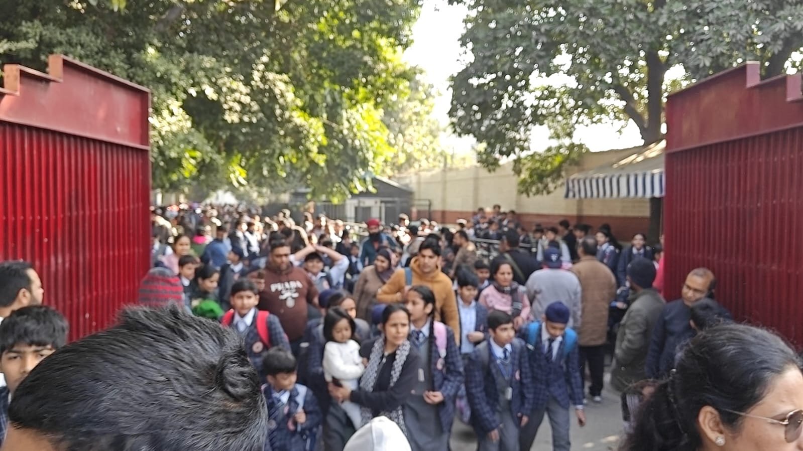 जालंधर के कई स्कूलों को करवाया ख़ाली-अचानक पहुँची पुलिस,बच्चों को लेने पहुंचे मां-बाप