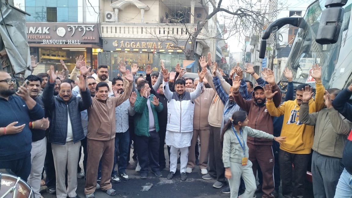खाटू श्याम ओर बालाजी के लिए MLA रमन अरोड़ा ने की बसें रवाना