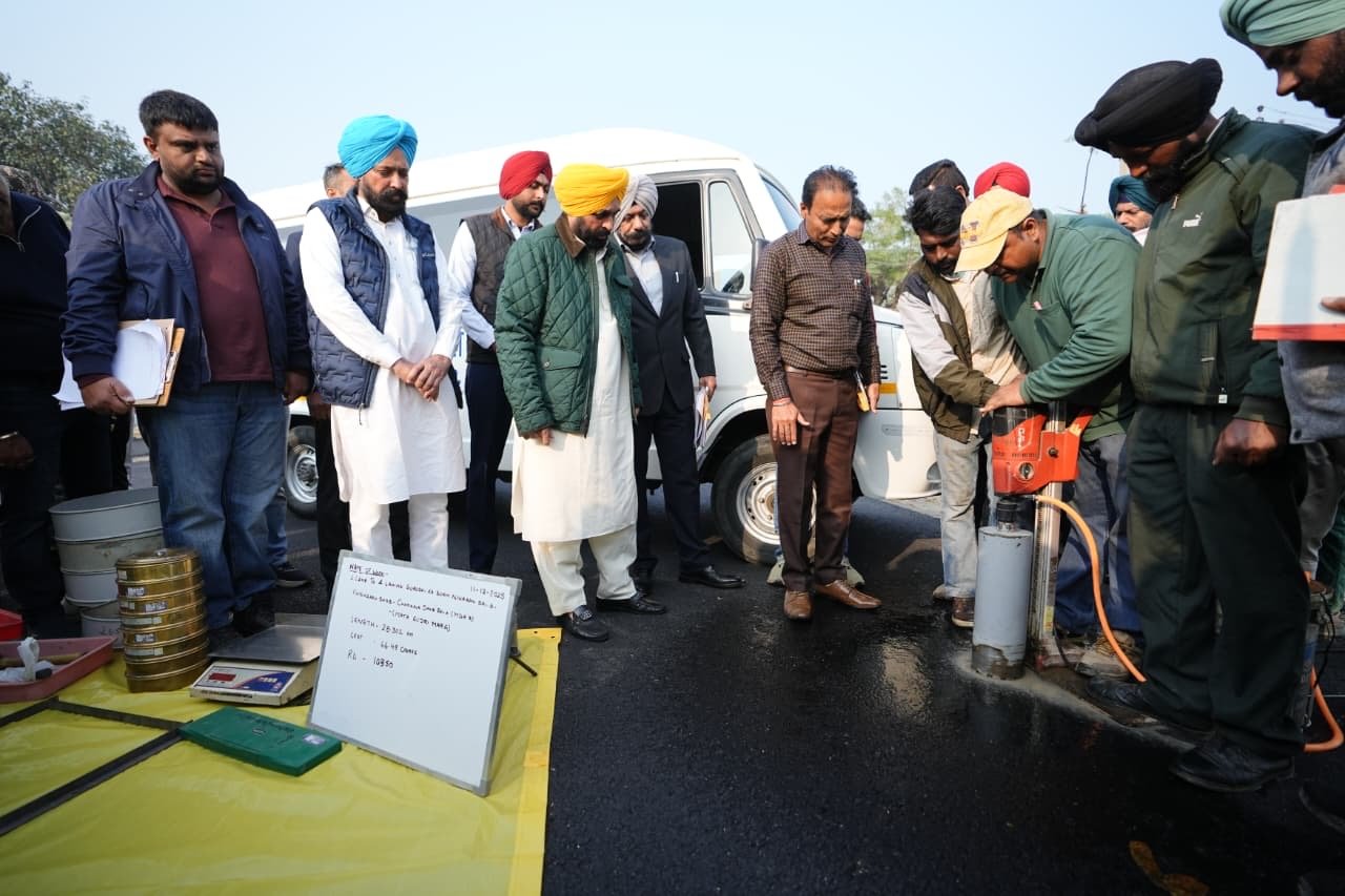 सड़कों की जांच के लिए मौके पर पहुंचे सीएम मान- घटिया क्वालिटी होने पर रोकोगे पेयमेंट