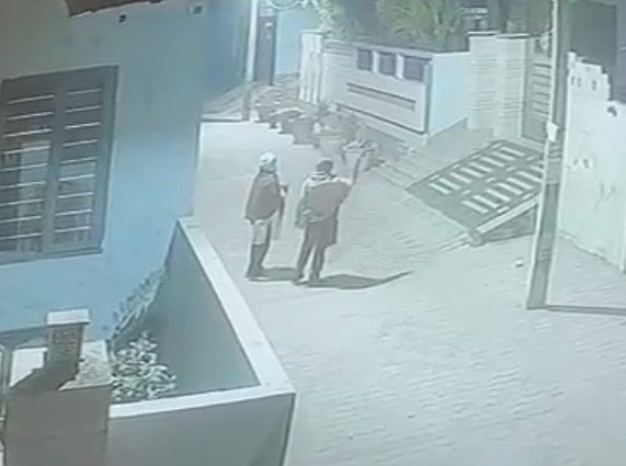 5 करोड़ की फिरौती नहीं दी तो घर आकर चला गए 20 गोलियाँ,देखे CCTV