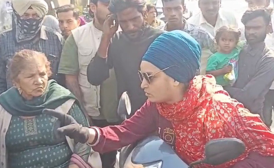 जालंधर में प्रवासियों के धरने में पंजाबी महिला को रोका,हाथापाई की आई नौबत