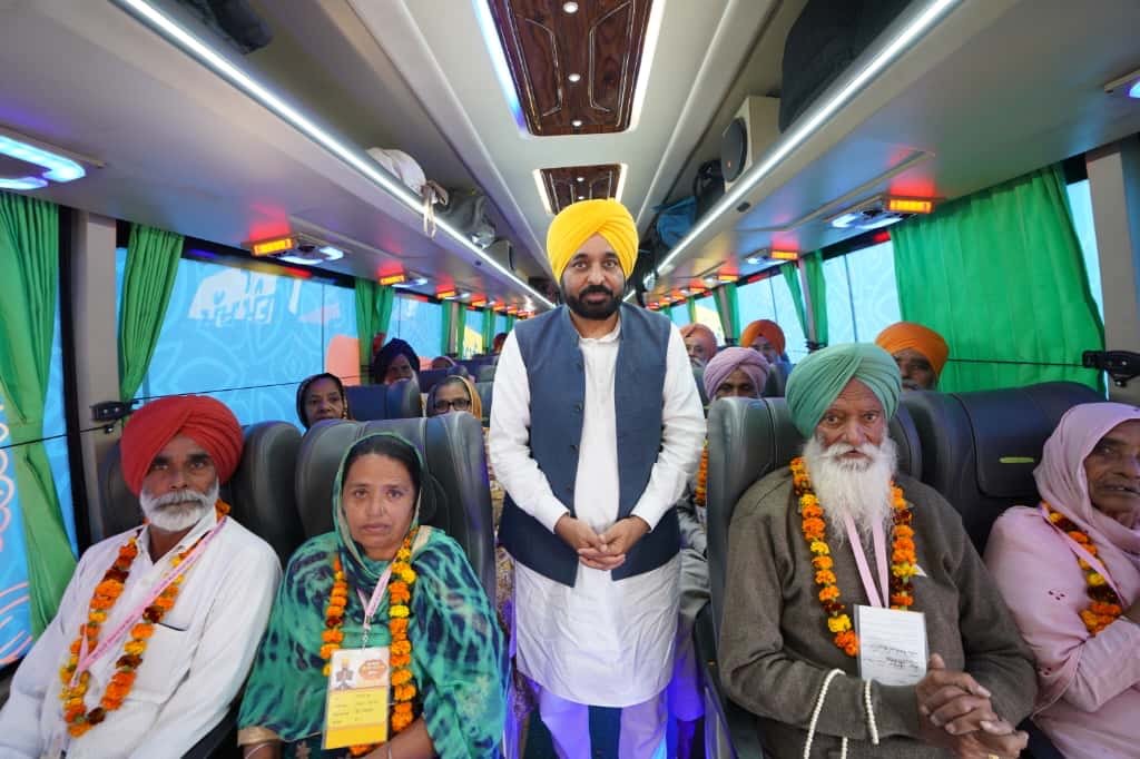 मुख्यमंत्री ने श्रद्धालुओं को दर्शन के लिए अमृतसर ले जाने वाली बसों के पहले जत्थे को हरी झंडी दिखाकर रवाना किया