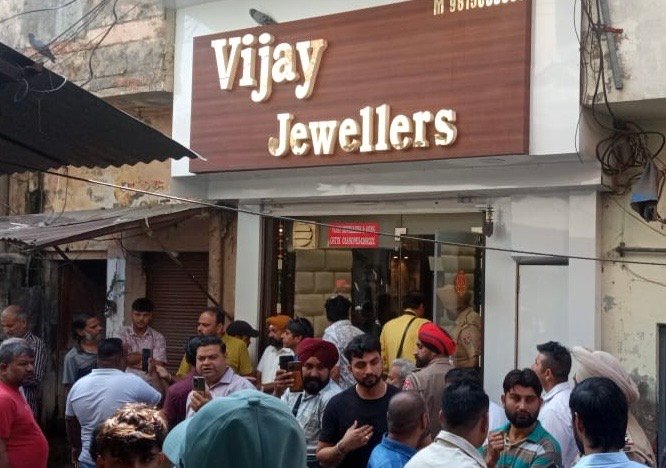 जालंधर में ज्वैलर को पिस्तौल दिखाकर घुसे लुटेरे ओर ले गए सोना