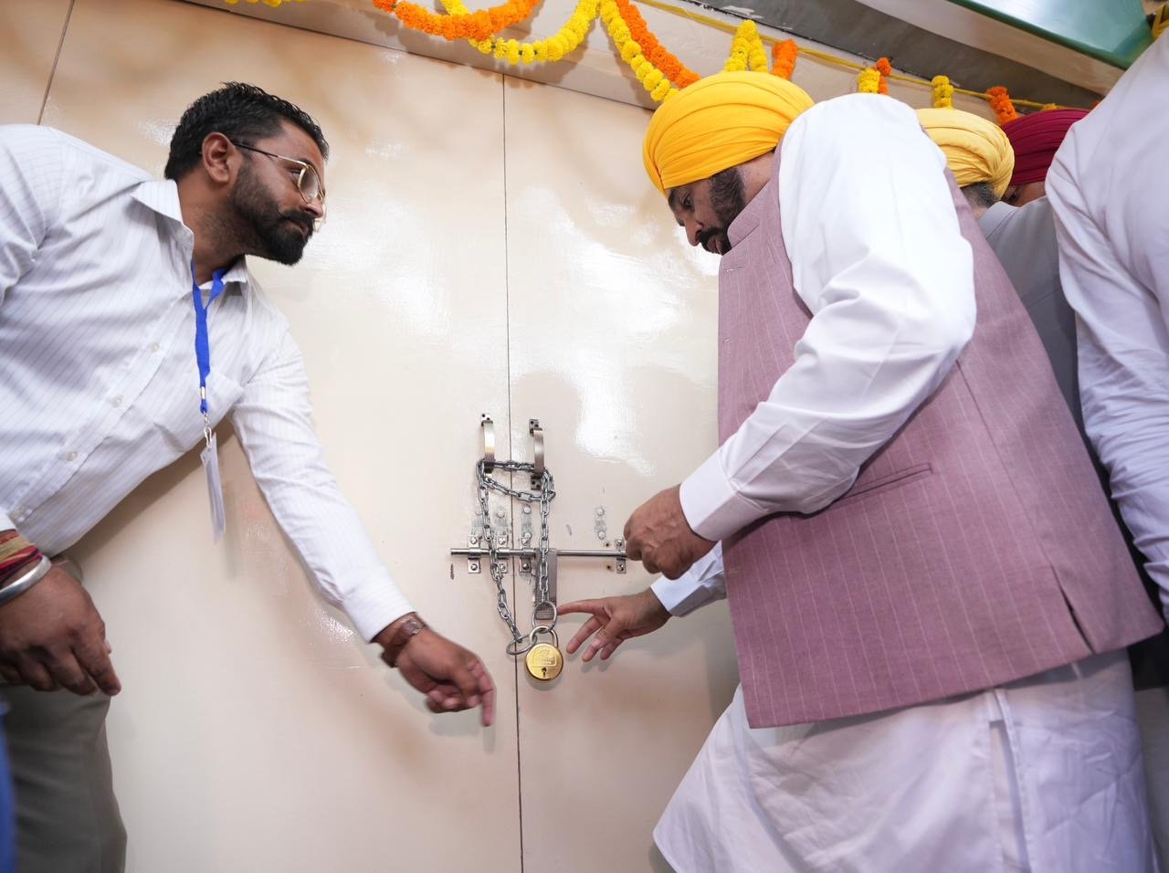 अरविंद केजरीवाल की मौजूदगी में सी एम मान ने आर.टी.ओ. कार्यालय लगाया ताला अब 1076 डायल करने पर घर आ कर कार्य करेंगे आर टी ओ कर्मचारी