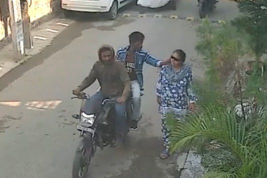 जालंधर में लुटेरों ने महिला से की लूट,सीसीटीवी में हुए क़ैद